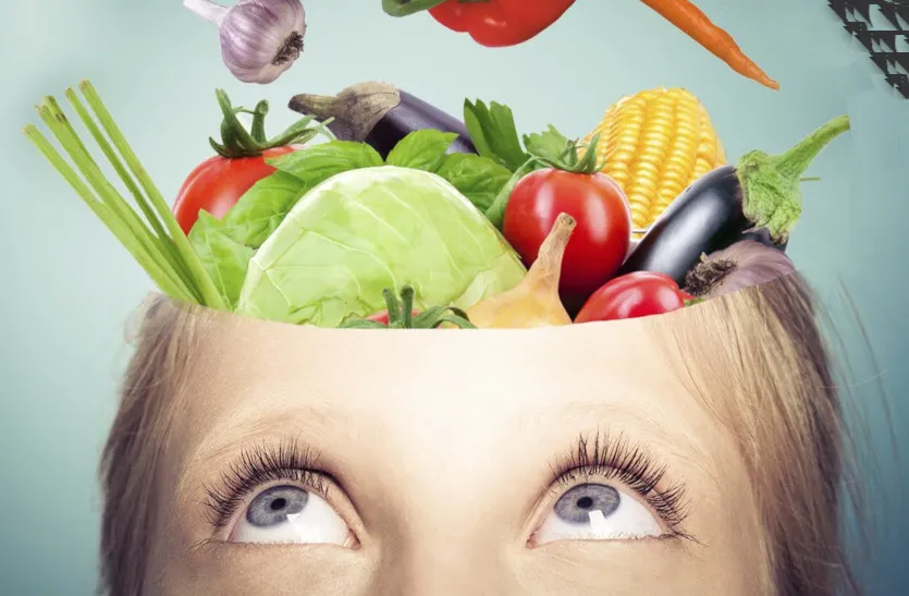 nutrición y salud cerebral representada con alimentos saludables alrededor de un modelo de cerebro humano