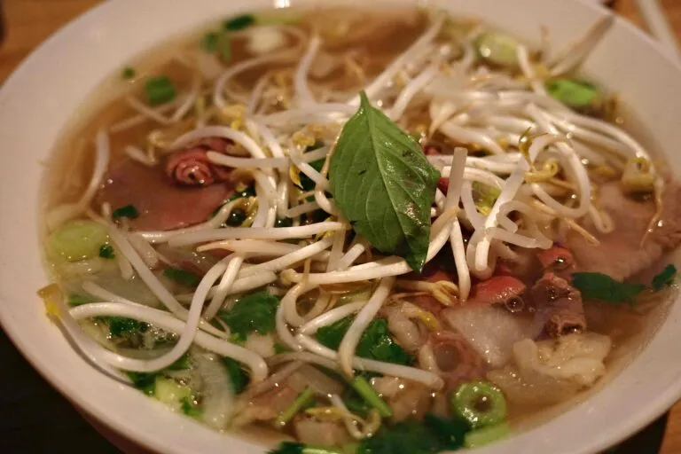 beef pho con caldo claro, fideos de arroz, carne de res y hierbas frescas