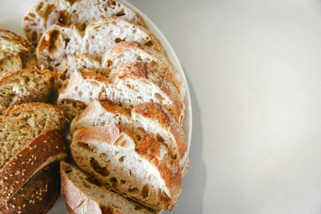 Rebanadas de pan integral sobre mesa mostrando diferencias nutricionales y aporte de fibra frente al pan blanco en Venezuela