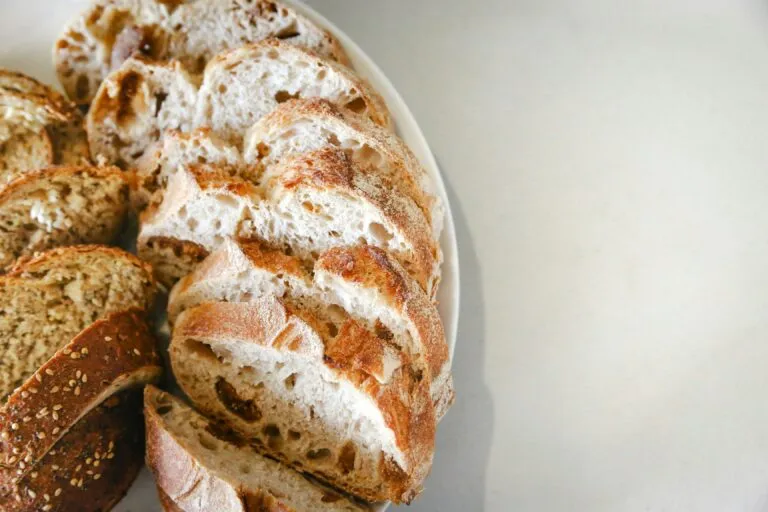 Rebanadas de pan integral sobre mesa mostrando diferencias nutricionales y aporte de fibra frente al pan blanco en Venezuela