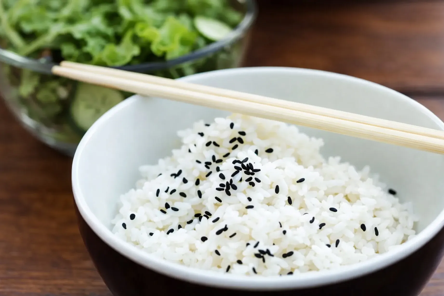 arroz frío con almidón resistente que mejora digestión y control glucosa en dieta equilibrada