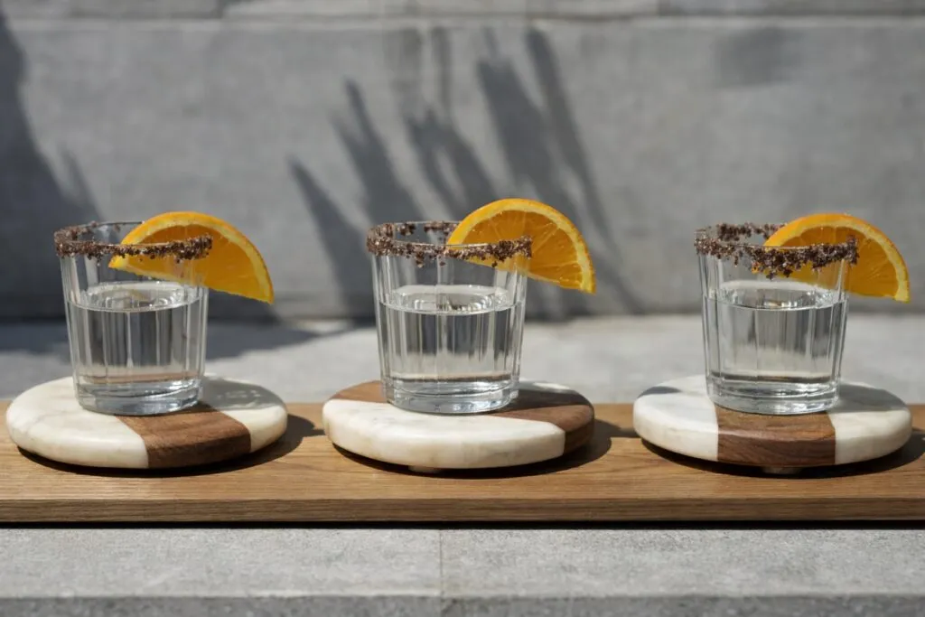 Recipientes de vidrio en cocina relacionados con reutilizar velas y riesgos químicos en alimentos y bebidas