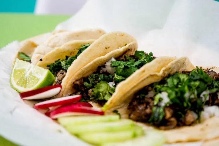 Plato con tacos mexicanos variados y coloridos representando diferentes tipos de tacos mexicanos nutritivos