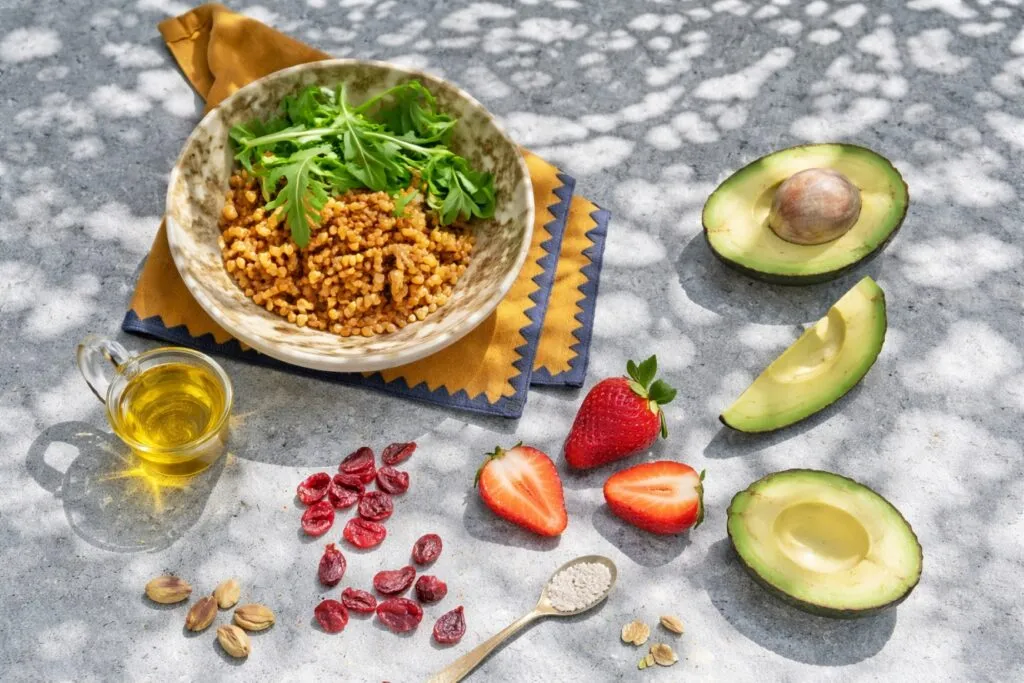 alimentos para deshincharte como papaya, pepino y yogur que ayudan a reducir la inflamación abdominal