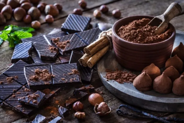 Chocolate negro saludable con alto contenido de cacao, antioxidantes y beneficios cardiovasculares en dieta diaria