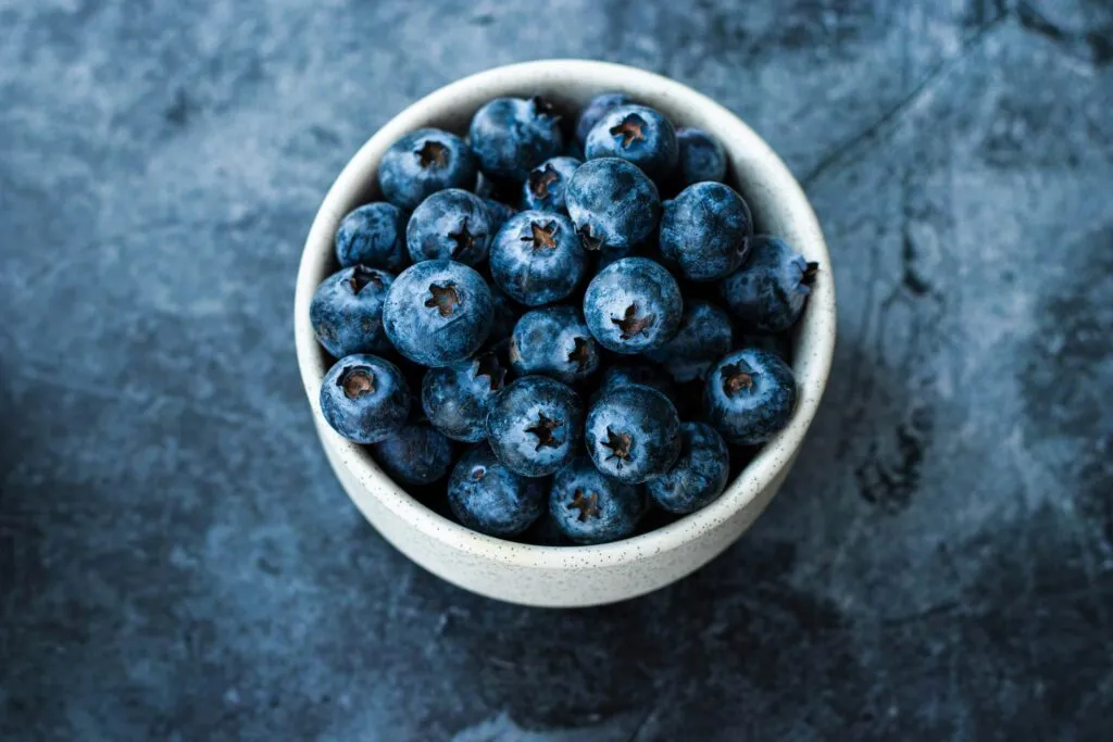 Consejos para comprar arándanos frescos en México revisando color, textura y calidad en frutas saludables