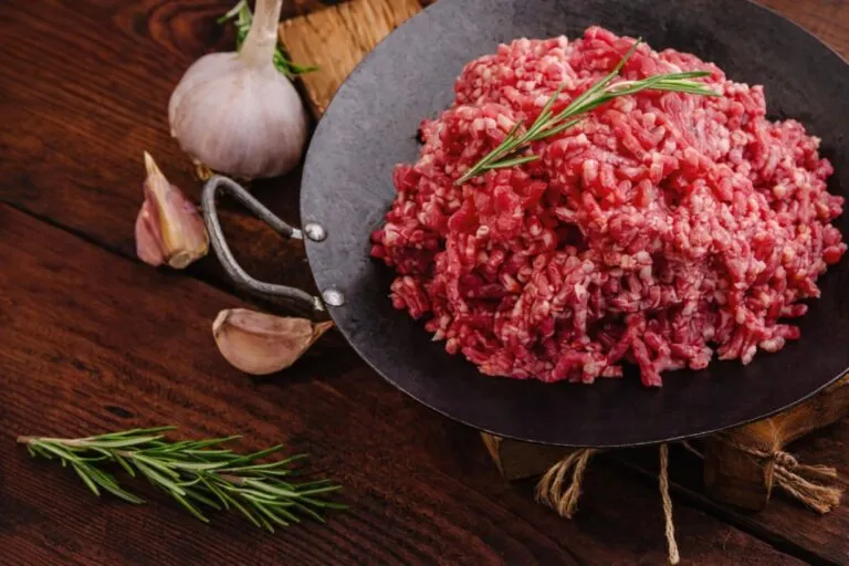 cocinar carne picada de forma segura con higiene y correcta cocción en cocina moderna