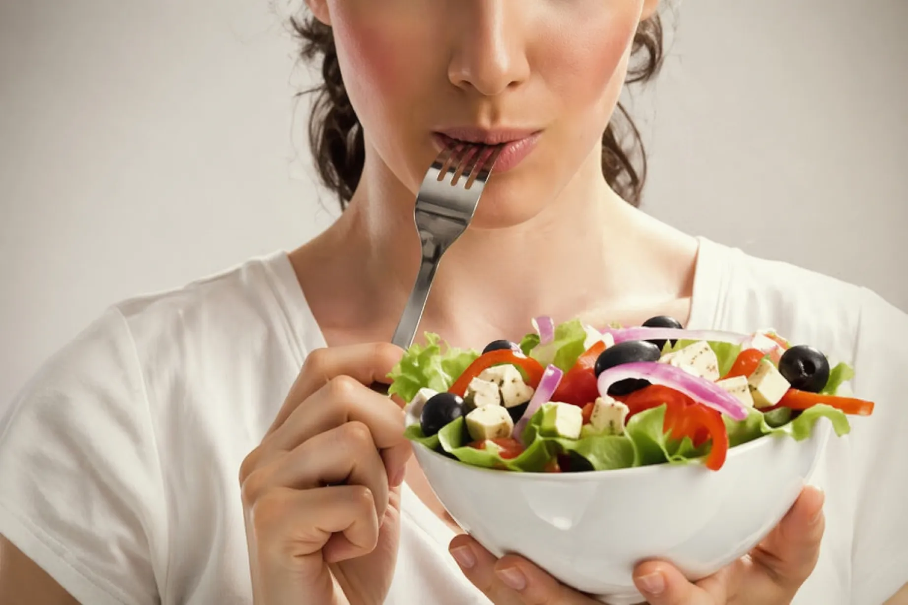 Persona masticando bien alimentos para mejorar digestión y absorción de nutrientes en dieta diaria saludable