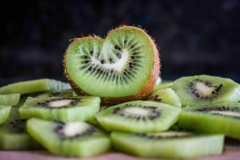 Kiwi fresco fuente de vitamina C natural que ayuda a controlar la glucosa y fortalecer defensas