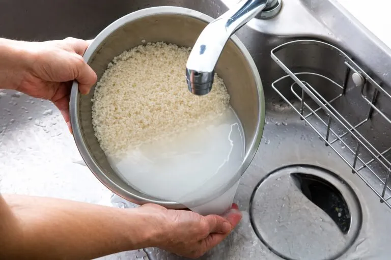 Enjuagar arroz mejora textura elimina almidón y limpia impurezas en cocina mexicana