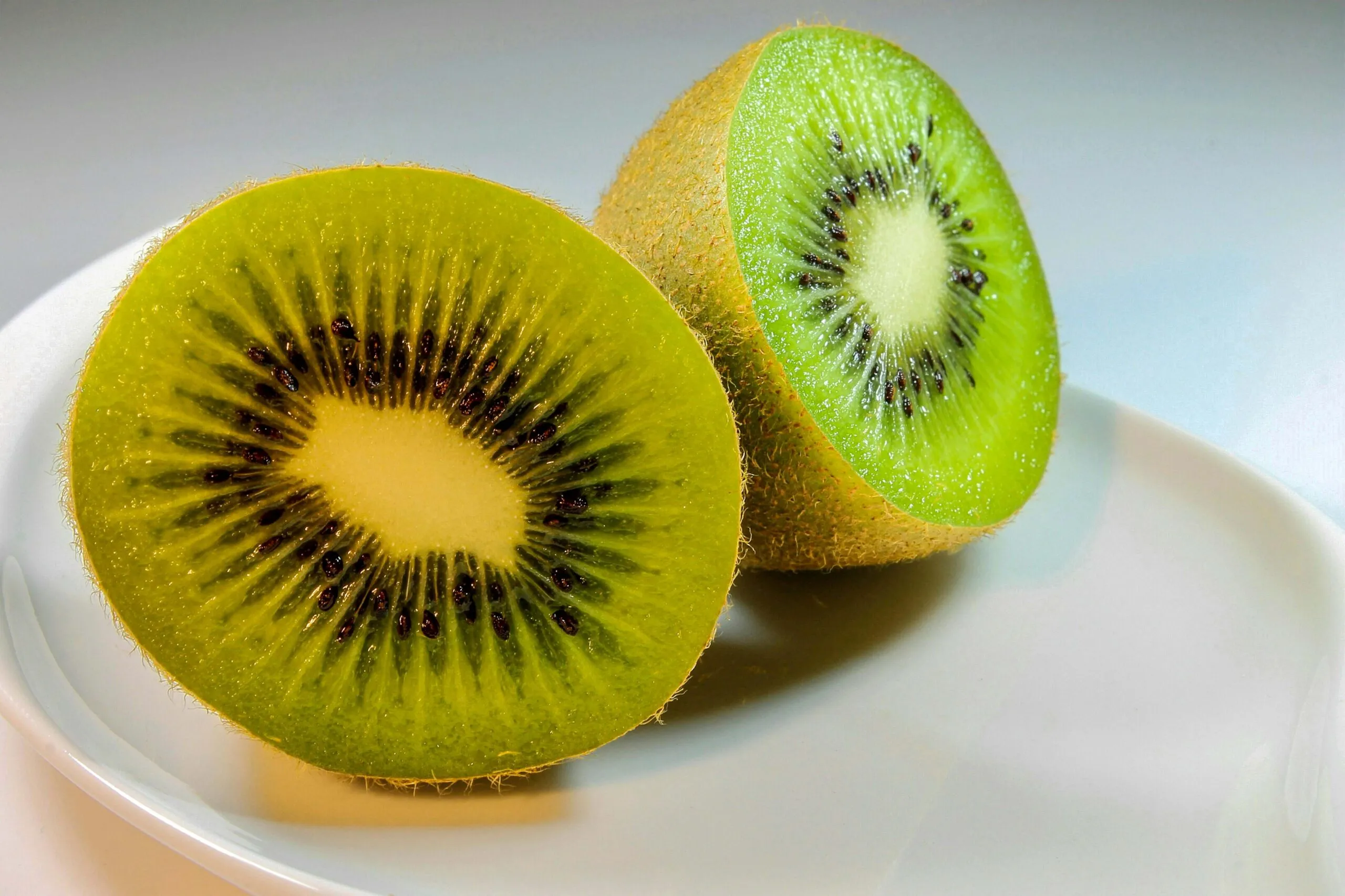 Kiwi con vitamina C, fibra y antioxidantes en dieta saludable en Argentina