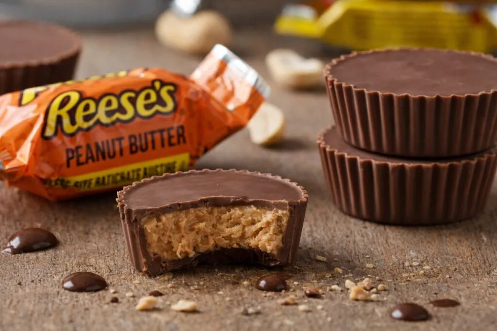 Snacks Reese saludables combinados con frutas y yogurt en un lunch equilibrado práctico y nutritivo