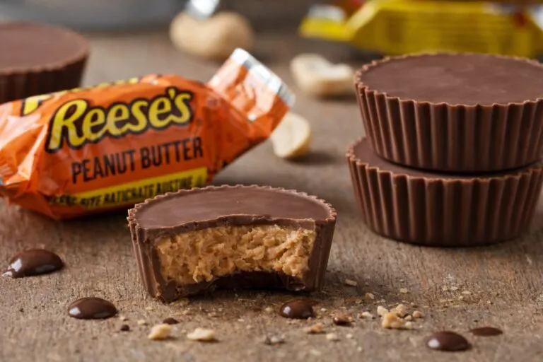 Snacks Reese saludables combinados con frutas y yogurt en un lunch equilibrado práctico y nutritivo