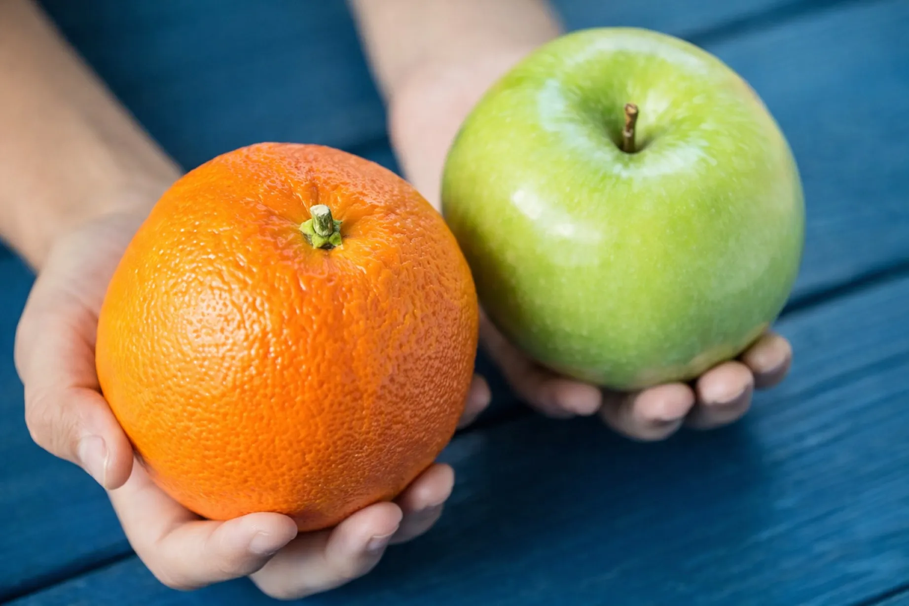 Comparación visual de manzanas y naranjas para entender su impacto en azúcar en sangre y alimentación saludable