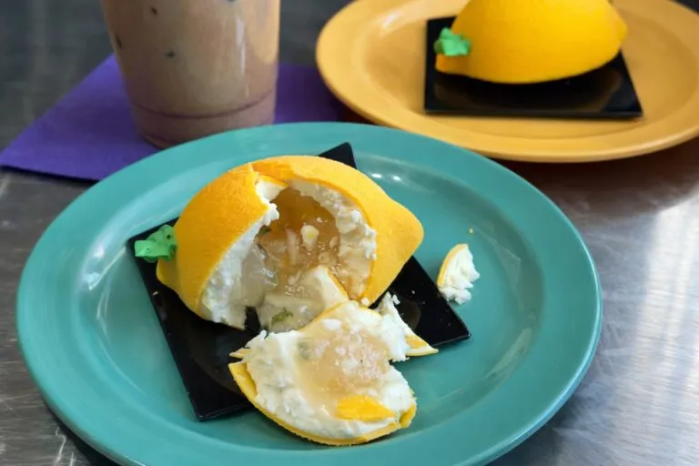 Postres saludables en Baltimore con frutas frescas y bajo contenido de azúcar en presentación atractiva