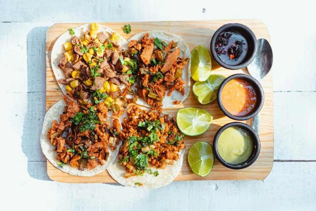 Tacos como platillo mexicano en China con ingredientes frescos y balance nutricional en ciudades modernas