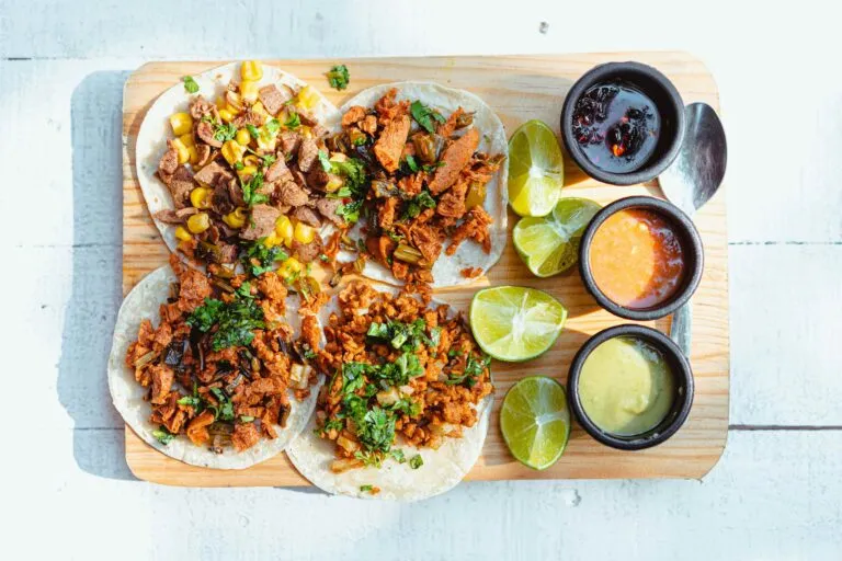 Tacos como platillo mexicano en China con ingredientes frescos y balance nutricional en ciudades modernas