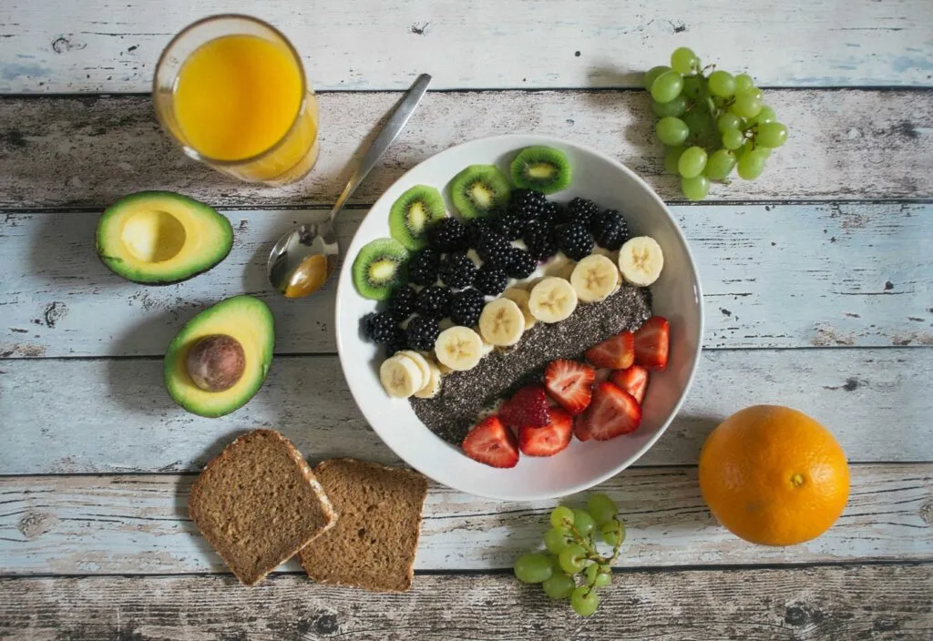 Alimentación antiinflamatoria con vegetales frescos y fibra para mejorar la microbiota y la salud metabólica