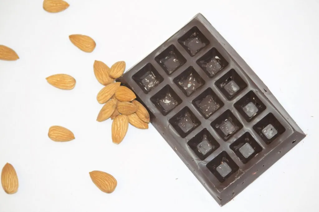 Almendras y chocolate negro ayudan a controlar el colesterol y mejorar la salud cardiovascular