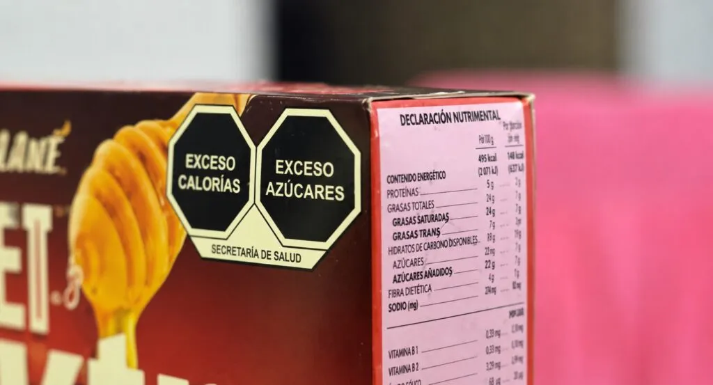 Etiquetado frontal en alimentos con advertencias visibles para consumidores y salud pública en Argentina