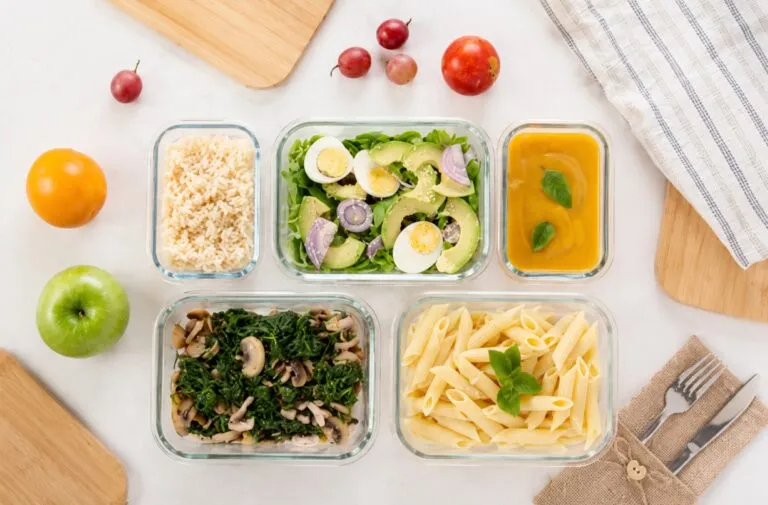 Preparación de batch cooking con alimentos saludables y conservación segura en cocina doméstica en España
