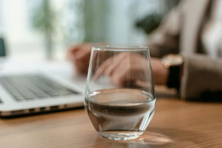 persona bebiendo agua de forma moderada para mantener salud renal adecuada