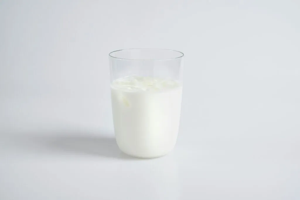 Beneficios de la leche con calcio, proteína y vitamina D para fortalecer huesos y músculos diariamente