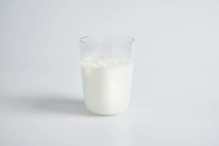 Beneficios de la leche con calcio, proteína y vitamina D para fortalecer huesos y músculos diariamente