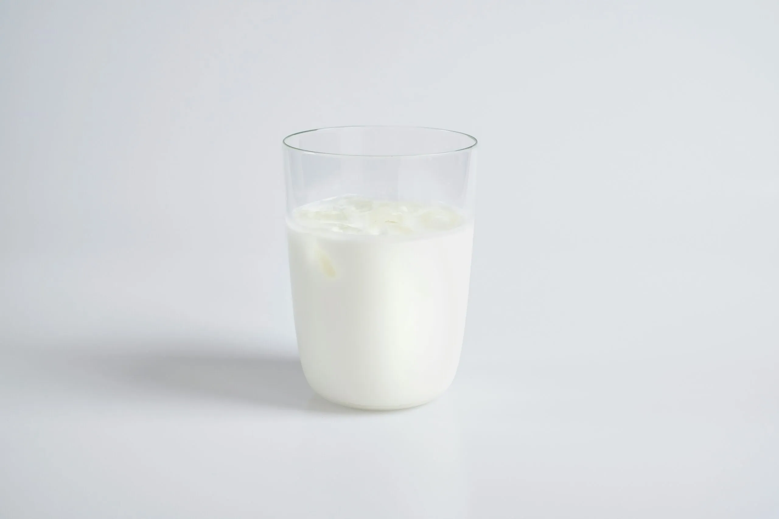 Beneficios de la leche con calcio, proteína y vitamina D para fortalecer huesos y músculos diariamente