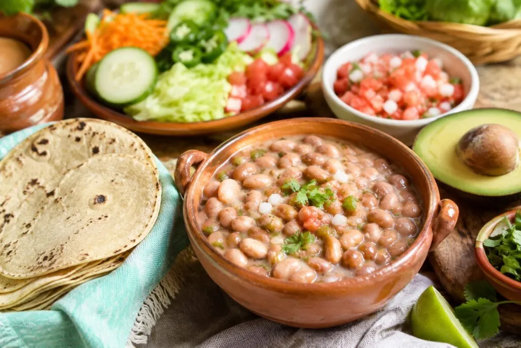 Frijoles bayos con verduras frescas y tortilla como parte de una alimentación equilibrada y saludable