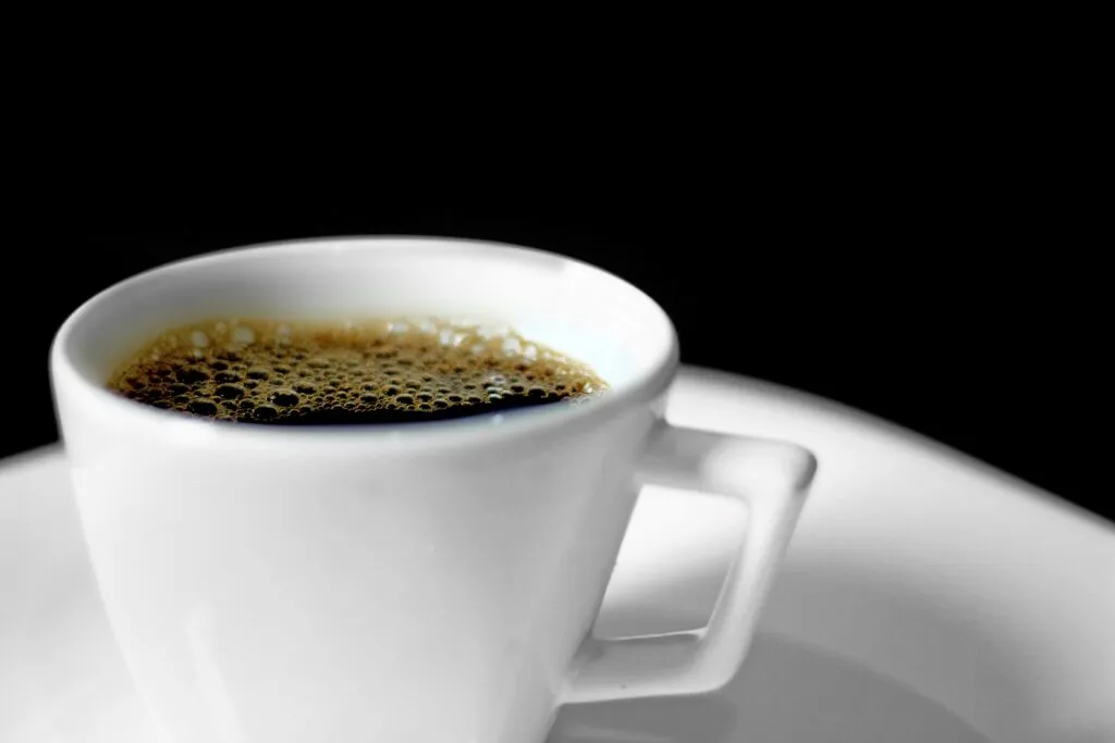 Persona desayunando café y desayuno saludable para mejorar digestión y energía diaria