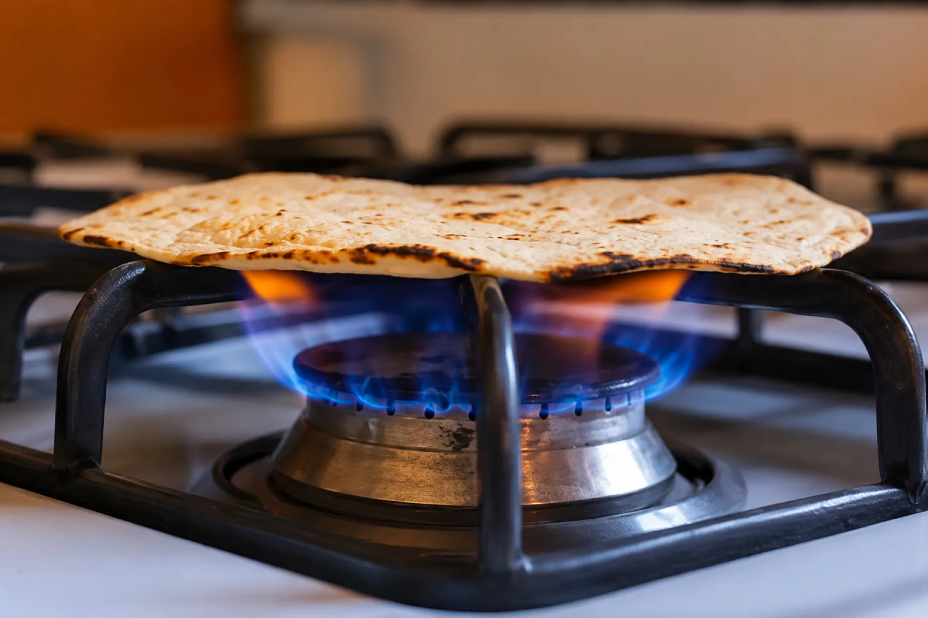 Persona calentando tortillas en comal para evitar compuestos dañinos y mantener una preparación más segura