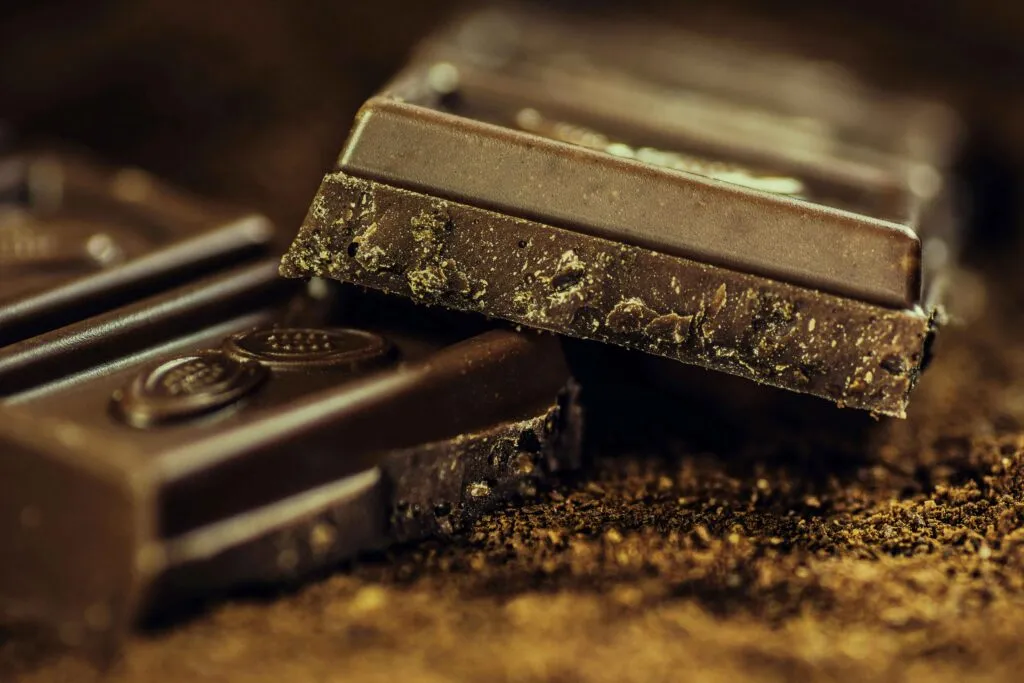 Persona en México comiendo chocolate antes de dormir, afectando el sueño por cafeína y azúcar