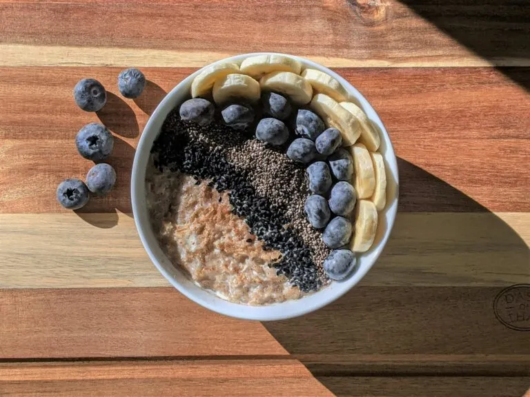 Desayunos saludables con avena, fruta y proteína para mantener energía estable durante las mañanas de verano