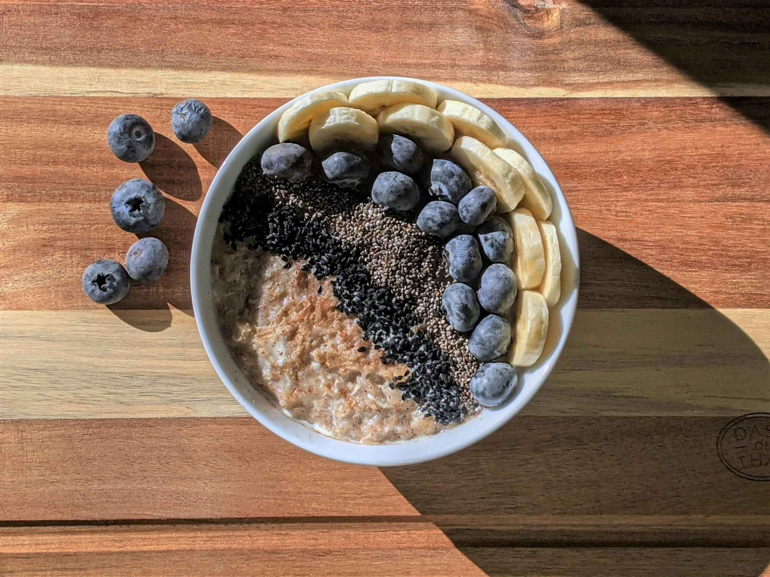 Desayunos saludables con avena, fruta y proteína para mantener energía estable durante las mañanas de verano