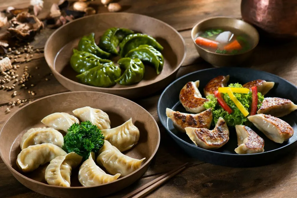 Dumplings artesanales servidos en restaurante moderno con cocina asiática contemporánea en México