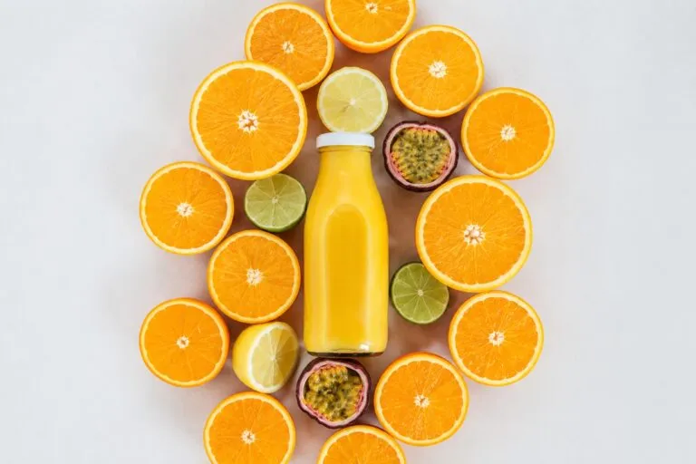 desayuno saludable con fruta fresca y alternativas al jugo de naranja con menos azúcar