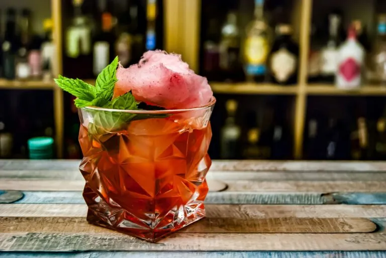 Coctel famoso negroni con ingredientes frescos y estilo artesanal en México