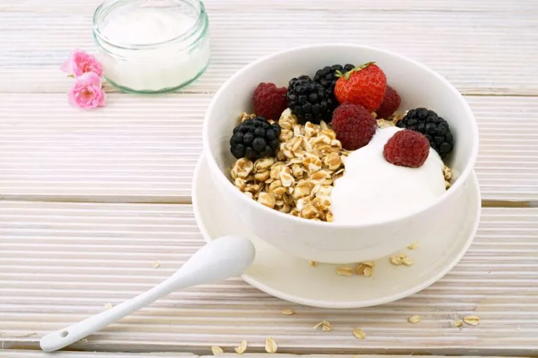 Yogur griego con fruta natural para mejorar digestión y aportar proteína de calidad