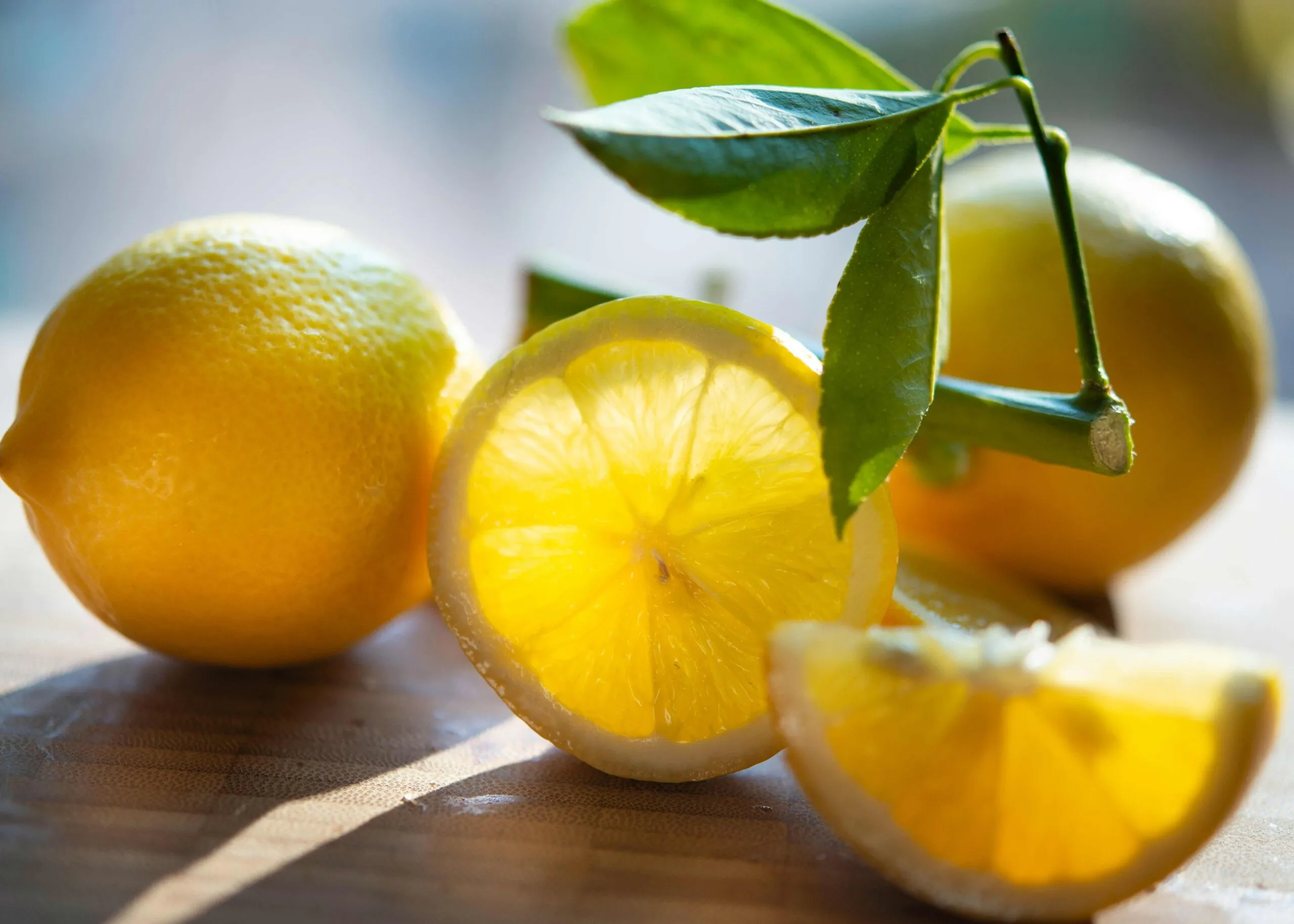 Guardar limones fuera del refrigerador para conservar frescura y limpieza en casa
