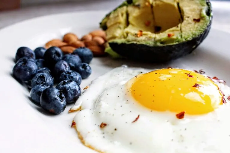 Desayunos saludables con proteína y fibra para evitar picos de glucosa y mantener energía diaria