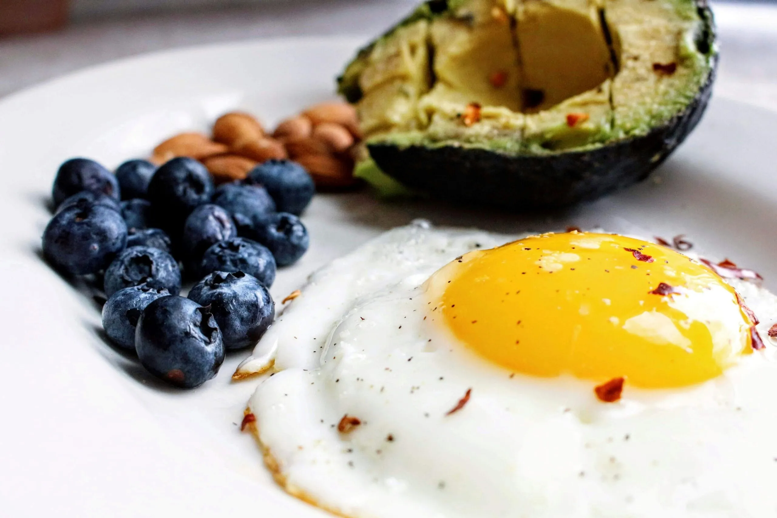 Desayunos saludables con proteína y fibra para evitar picos de glucosa y mantener energía diaria