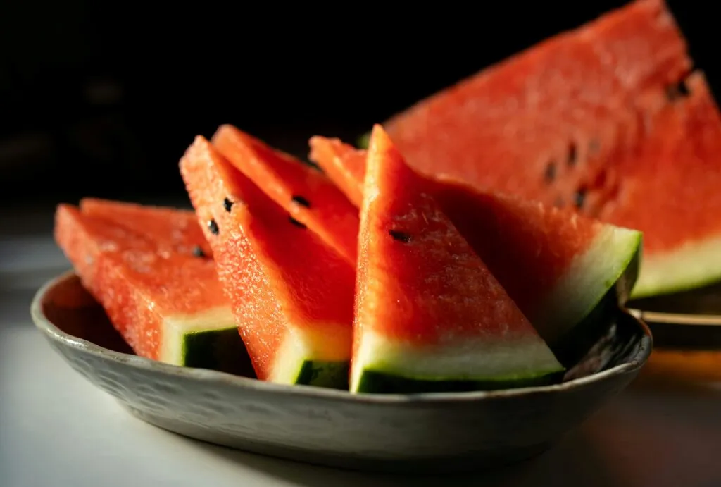 Comer sandía diario aporta hidratación antioxidantes y apoyo cardiovascular en dieta saludable