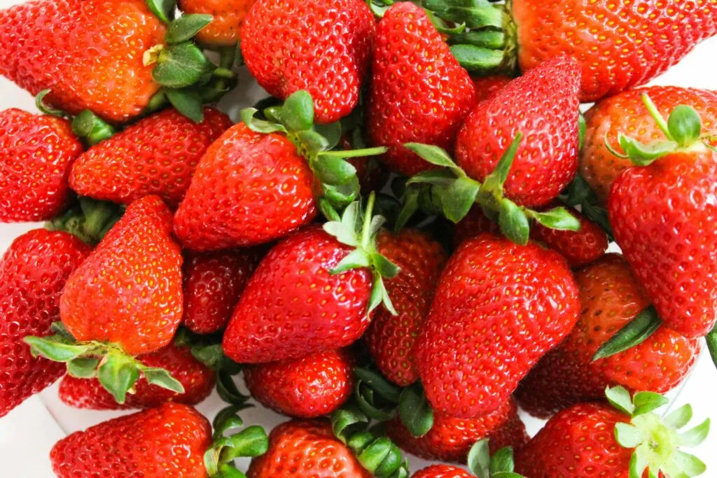Fresas insípidas recuperan sabor con limón, canela y miel natural saludable
