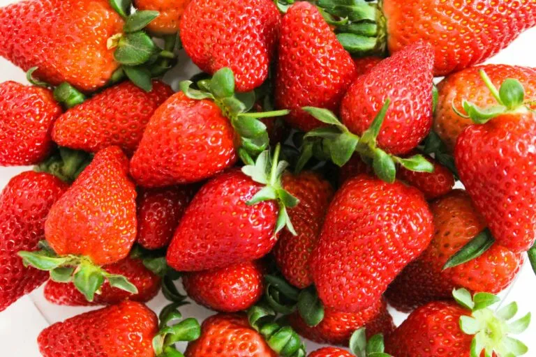 Fresas insípidas recuperan sabor con limón, canela y miel natural saludable