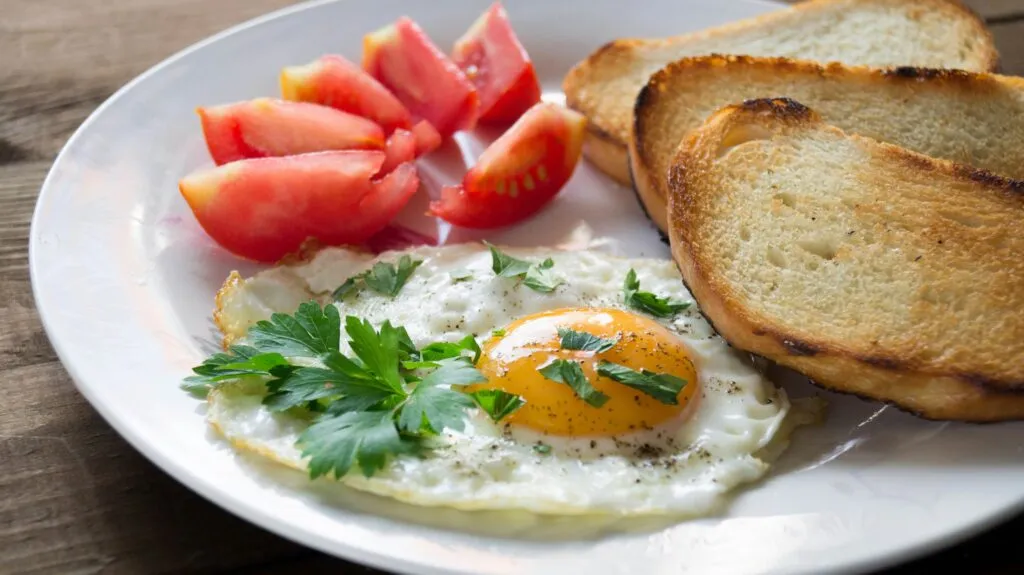 desayuno con proteína ayuda a controlar el apetito y mejorar energía diaria