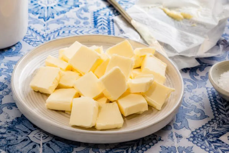 Mantequilla y salud en desayuno equilibrado con alimentos frescos y saludables
