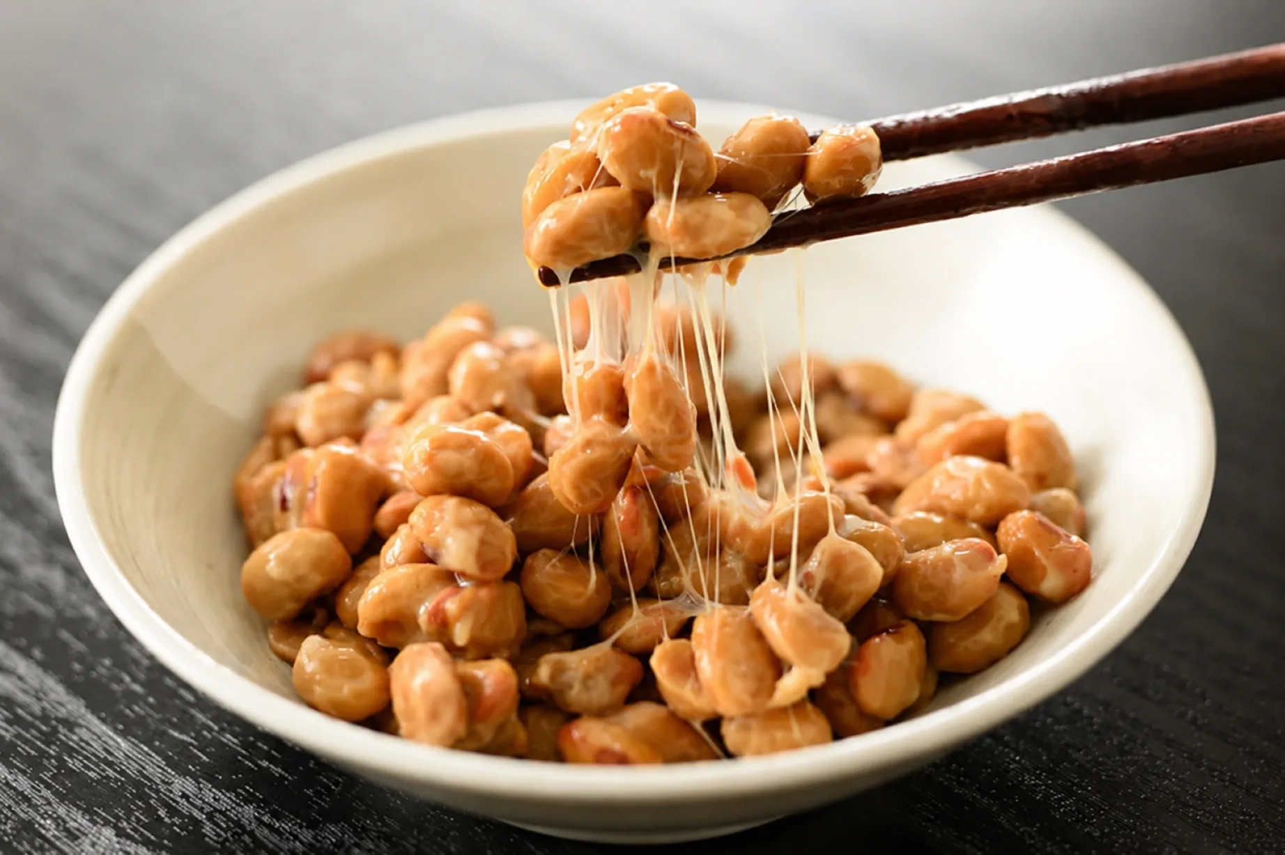 Natto japonés rico en proteínas y calcio en una mesa de desayuno saludable inspirada en Japón