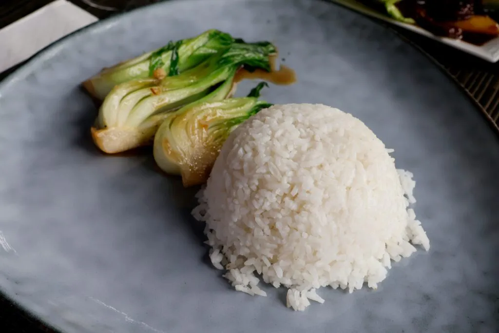 Carbohidratos integrales saludables con arroz, pasta y pan en una alimentación equilibrada