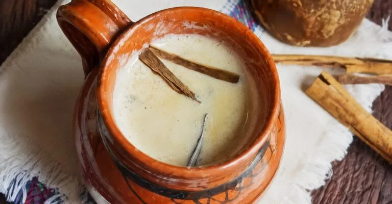 Atole de maíz tradicional de Oaxaca con ingredientes locales y saludables